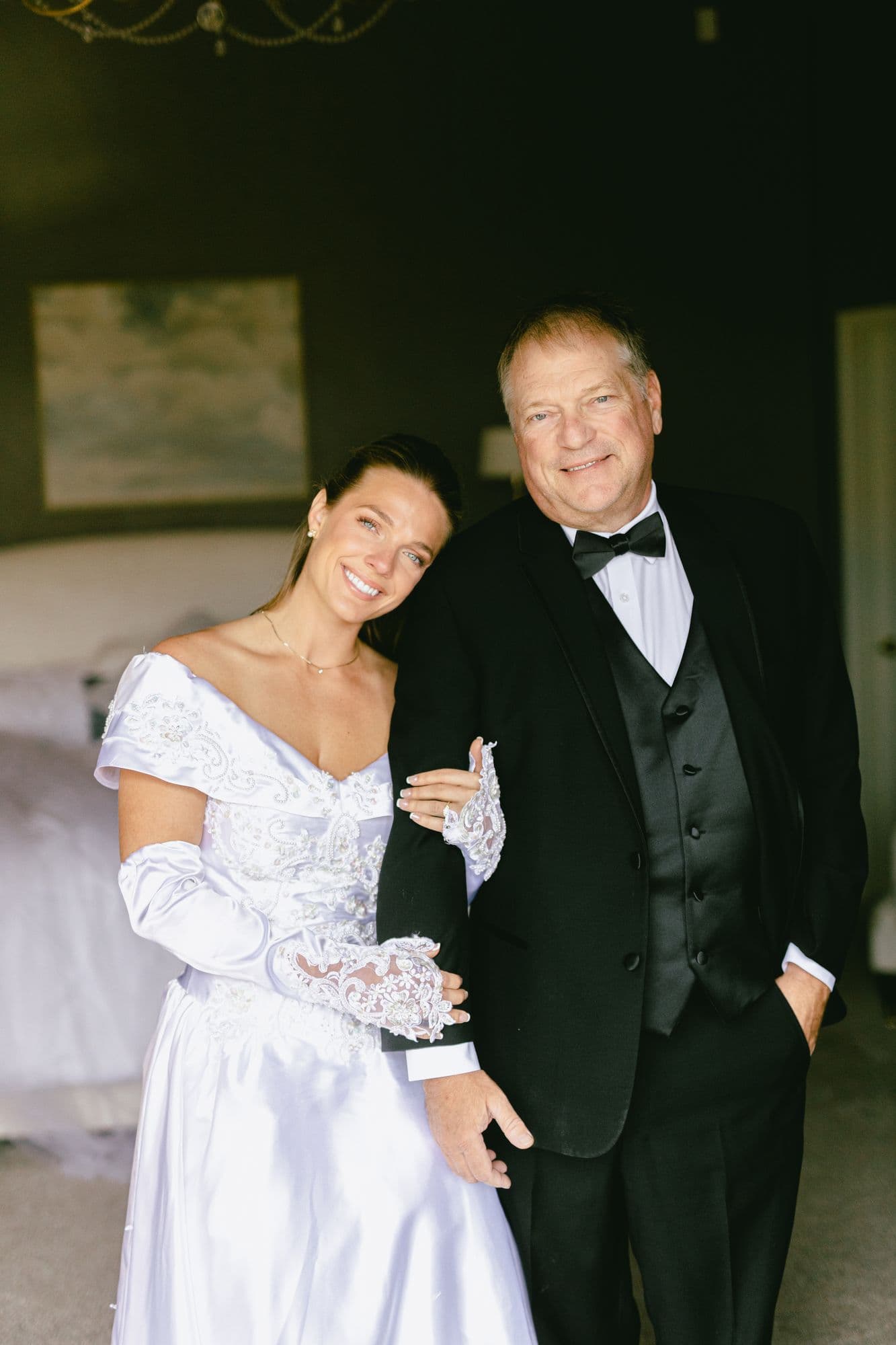 Marita with her father before the first look, his arm through hers