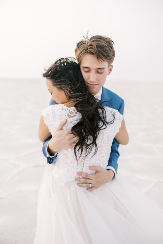 Utah wedding photographer captures bride and groom on Iconic landmark 